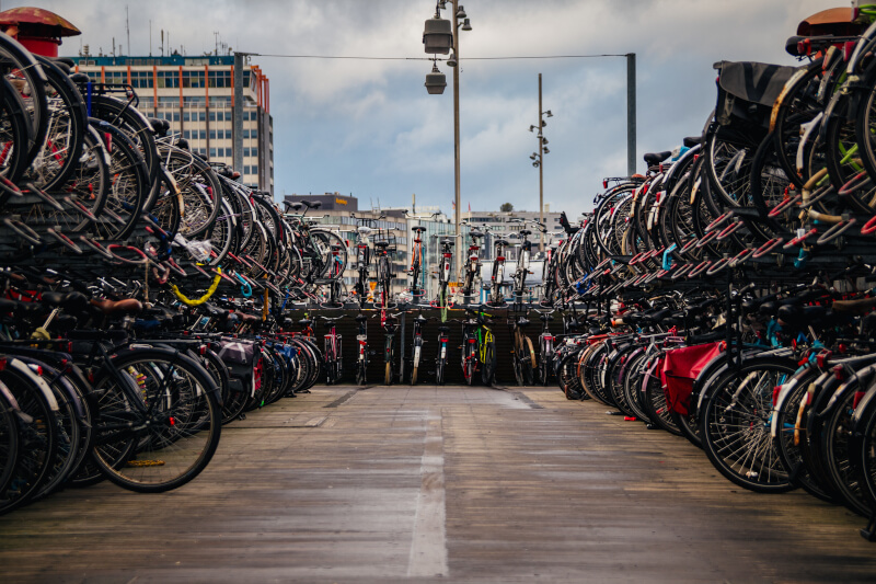 Rowerowy parking w Amsterdamie