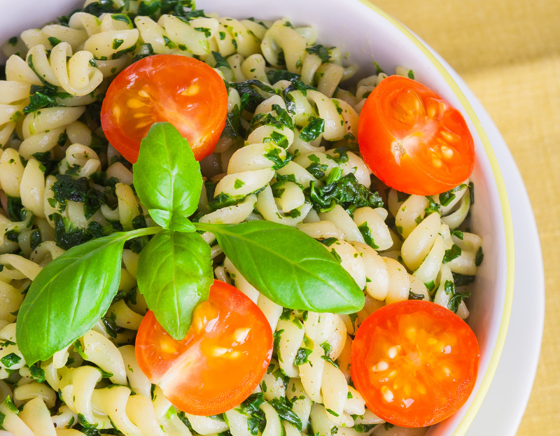 Makaron ze szpinakiem, jarmużem i pomidorkami koktajlowymi. Fot. Fotolia