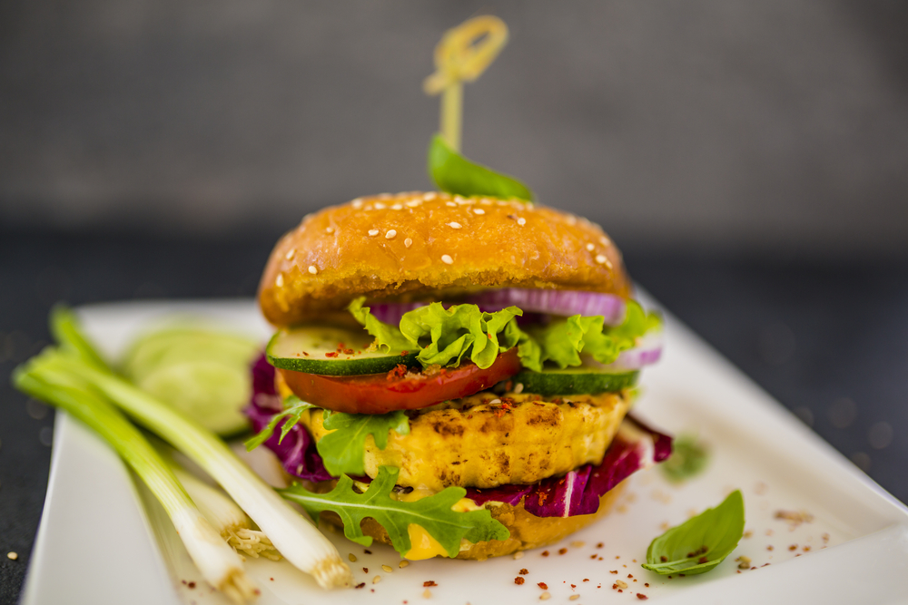 Burger z grillowanym tofu. Źródło: iMarzi/Shutterstock