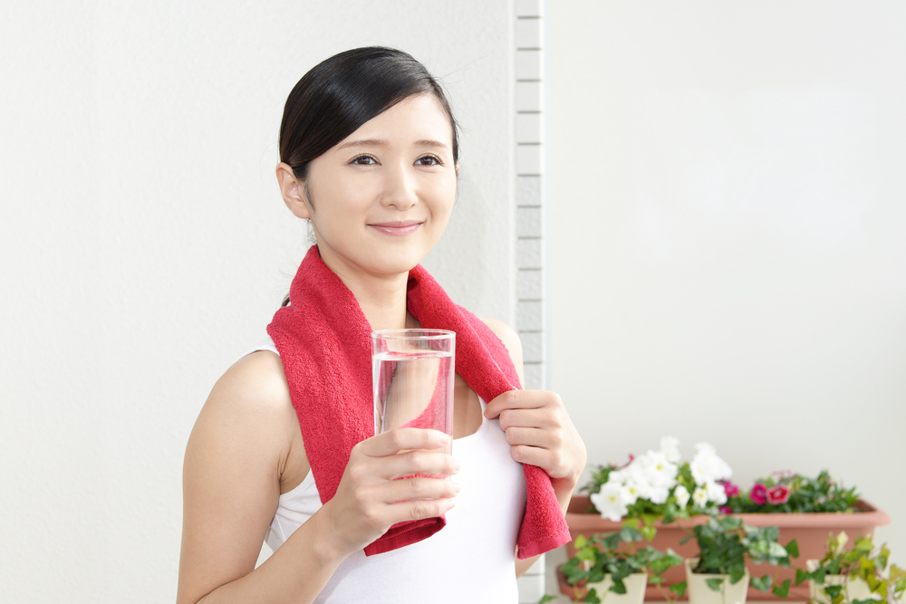 Japończycy praktykują rytuał kontrolowanego picia wody. Źródło: Liza888/Shutterstock