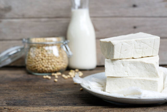 Tofu powstaje w procesie koagulacji mleka sojowego. Źródło: P-fotography/Shutterstock