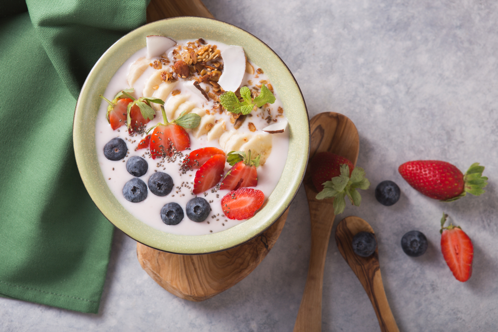 Śniadaniowa misa jogurtowa. Źródło: Sokor Space/Shutterstock