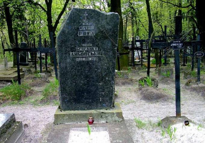 Fot.: grób Dybowskiego na Cmentarzu Łyczakowskim we Lwowie (Wikipedia, GNU)