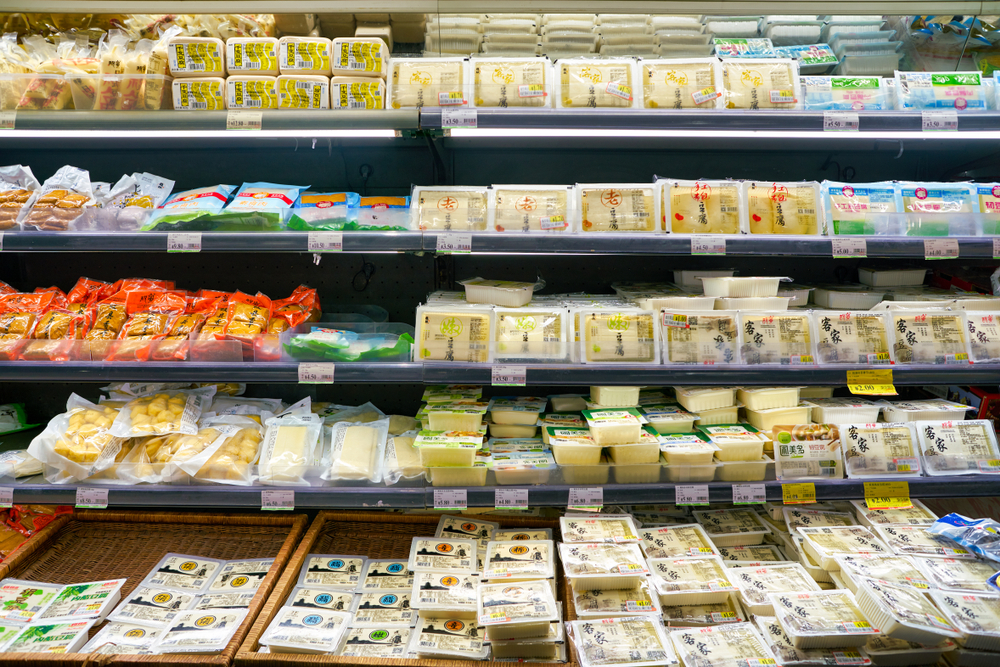 Tofu najczęściej znajdziemy w dziale z nabiałem, fot. Sorbis / Shutterstock.com