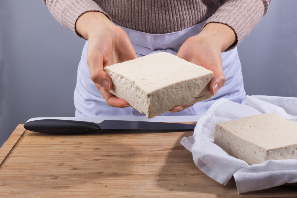 Tofu może być spożywane na surowo. Źródło: mujijoa79/Shutterstock