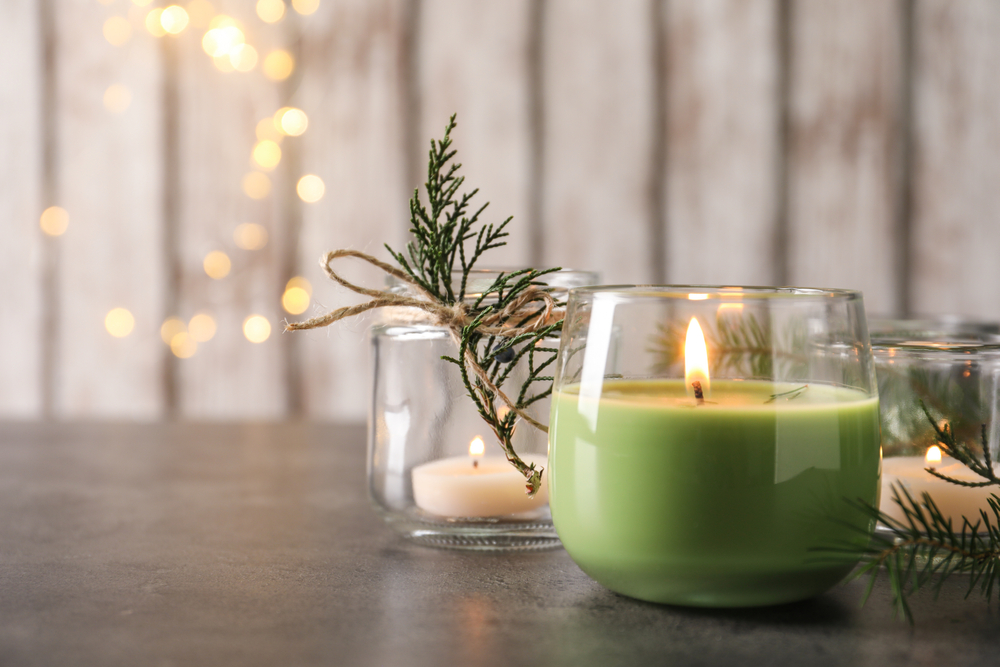 Świece zapachowe to popularna świąteczna dekoracja. Źródło: New Africa/Shutterstock