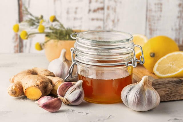 Syrop z miodu, czosnku i imbiru. Źródło: Olesia Bech/Shutterstock