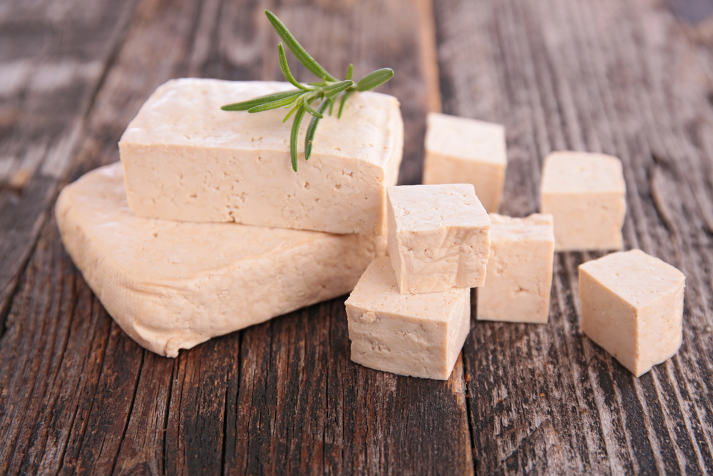 Tofu ma neutralny smak. Źródło: margouillat photo/Shutterstock