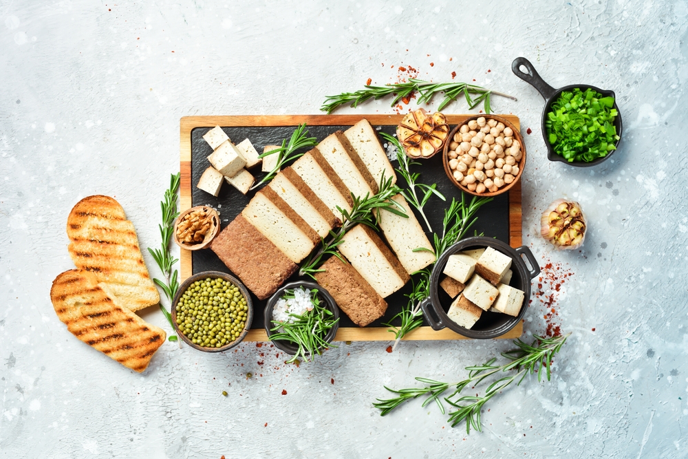 Tofu można smażyć lub podawać na surowo. Źródło: YARUNIV Studio/Shutterstock