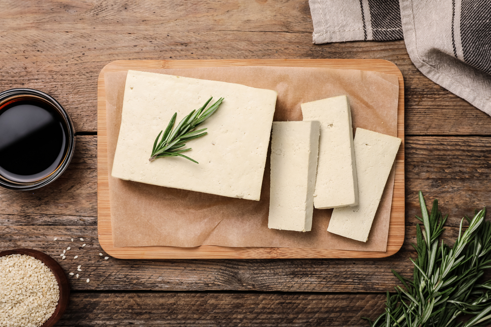 Tofu jest źródłem wapnia, magnezu, żelaza I cynku. Źródło: New Africa/Shutterstock