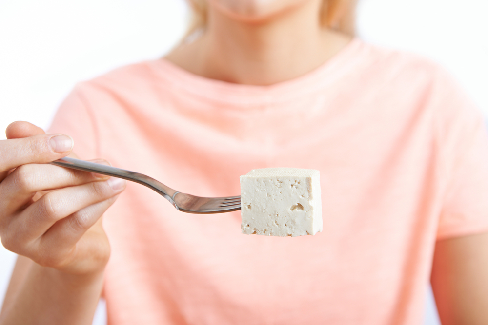 Tofu to serek produkowany z mleka sojowego. Źródło: SpeedKingz/Shutterstock