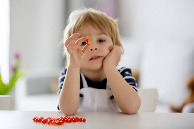 Nawet połowa dzieci w Polsce regularnie przyjmuje preparaty witaminowe. Źródło: Tomsickova Tatyana/Shutterstock