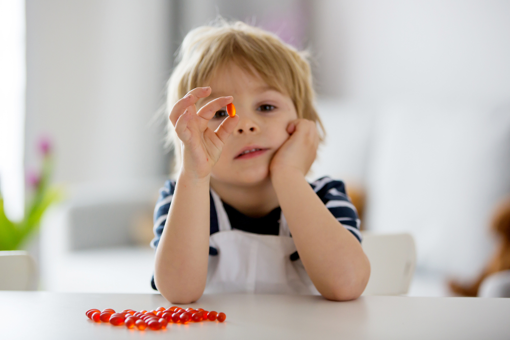 Nawet połowa dzieci w Polsce regularnie przyjmuje preparaty witaminowe. Źródło: Tomsickova Tatyana/Shutterstock