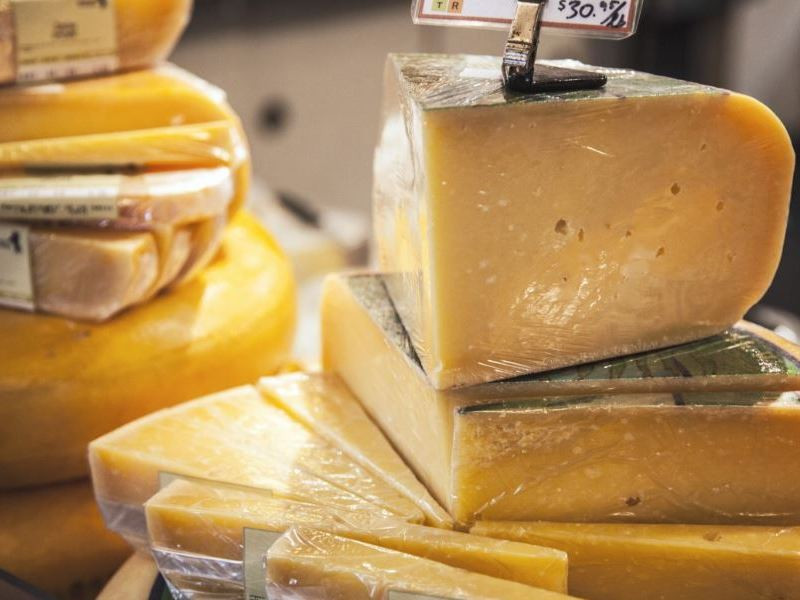 Tradycyjny ser cheddar na wystawie sklepowej; źródło: cheesemaking.com