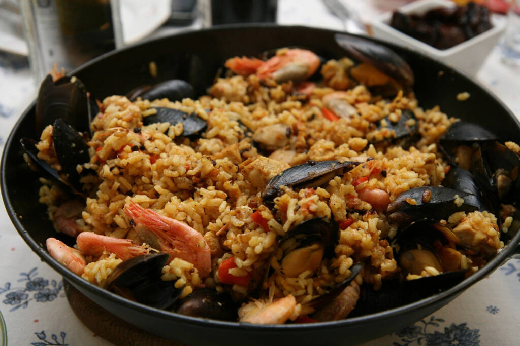 Chociaż paella wywodzi się z Walencji, to na obszarze całej Hiszpanii możemy skosztować wiele różnych wariantów tego popularnego dania. Fot. pixabay.com