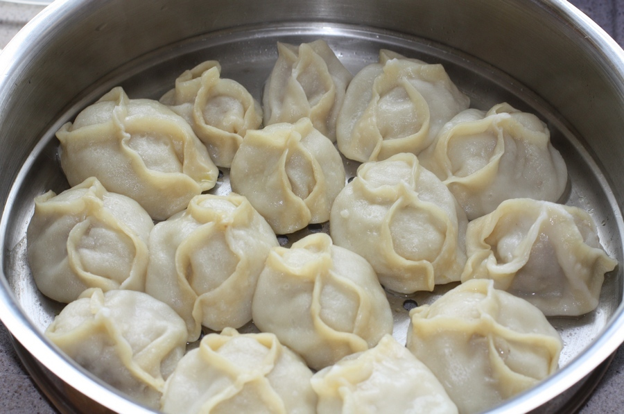 Pierożki manty gotowane na parze; źródło: Wikimedia Commons