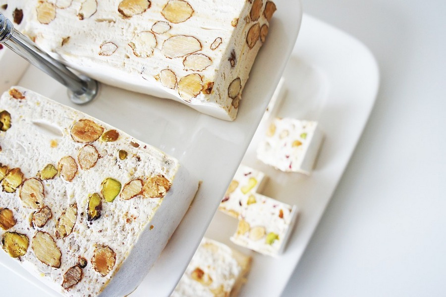 Klasyczny nugat z migdałami i pistacjami; źródło: Pixabay