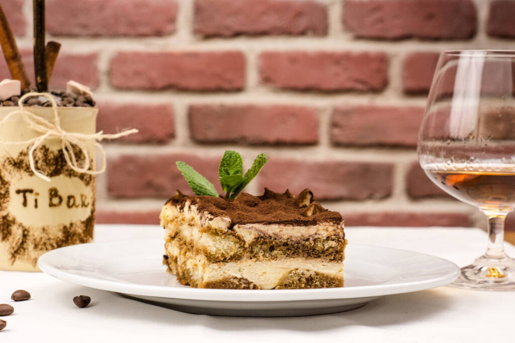 Tiramisu to jeden z najpopularniejszych, a zarazem najsmaczniejszych deserów. Ten włoski przysmak robi furorę na całym świecie. fot. pixabay.com