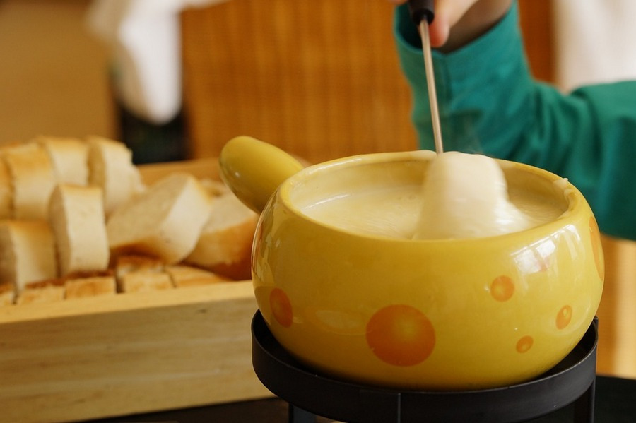 Fondue czyli gorący krem z roztopionych serów; źródło: Pixabay