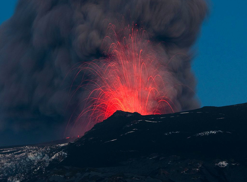Erupcja Eyjafjallajökull widziana z Þórólfsfell 10 maja 2010, David Karnå [CC-BY-1.0], via Wikimedia Commons