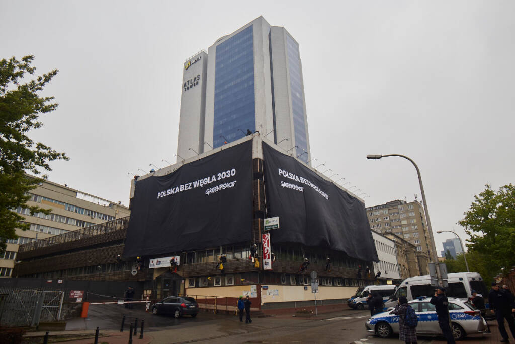 Czarne transparenty na budynkach PiS i PO