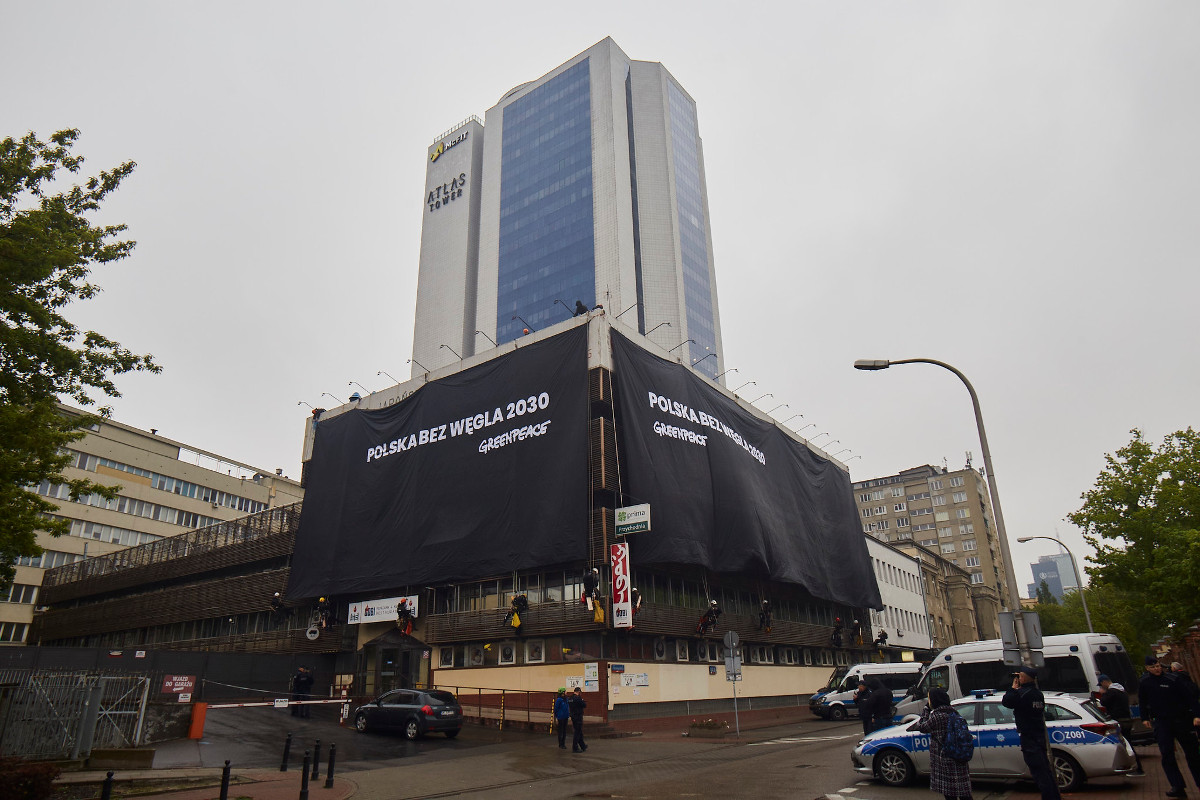 Czarne transparenty na budynkach PiS i PO