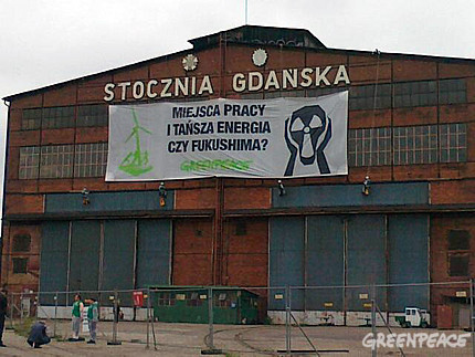 Aktywiści Greenpeace pytają: Więcej miejsc pracy czy Fukushima? © Greenpeace