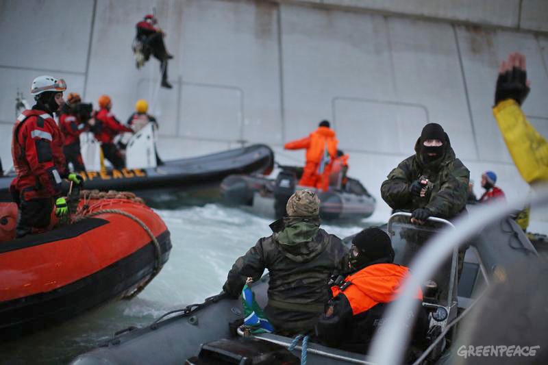 Rosyjska straż przybrzeżna zatrzymała w sumie 25 ekologów z 18 krajów.  © © Denis Sinyakov / Greenpeace