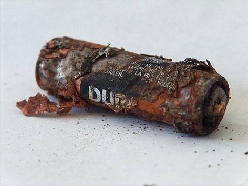 Zużyta bateria jest odpadem niebezpiecznym.