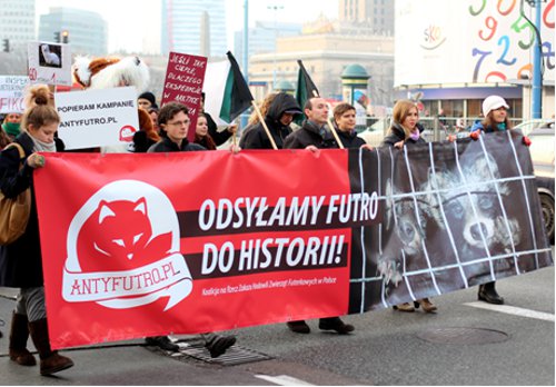 Ponad 300 osób przeszła z placu Defilad na plac Zamkowy zatrzymując się po drodze przy sklepach z futrami. Fot. viva.org.pl