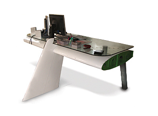 Biurko wykonane ze skrzydła samolotu