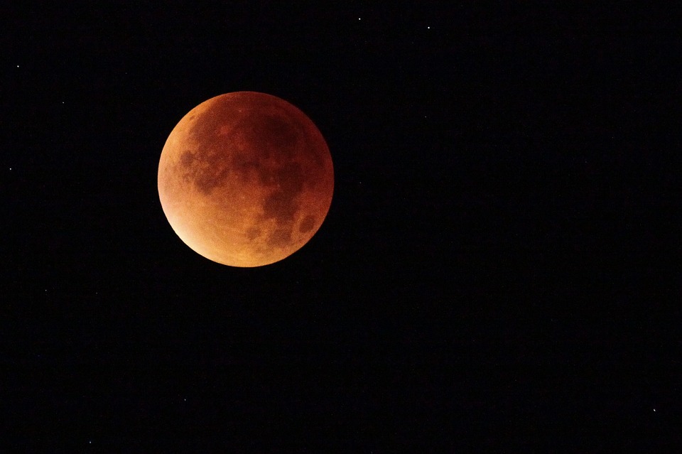 Podczas zaćmienia, tarcza Księżyca przybiera brunatno-pomarańczową barwę, fot. pixabay.com