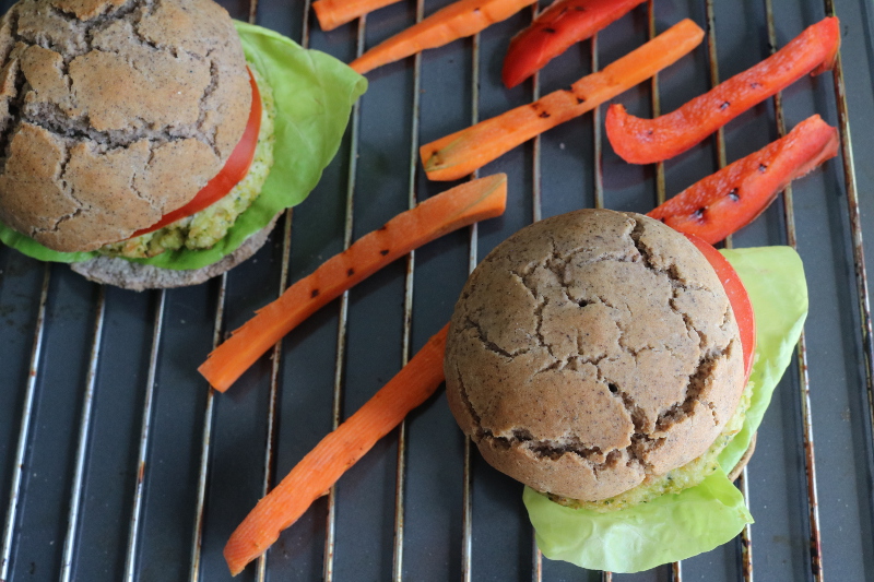 Burgery wegetariańskie z niebieskiej kukurydzy