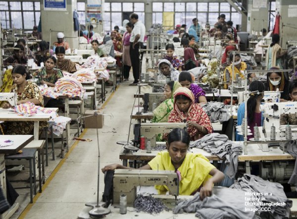 Pracownicy w fabryce w Dhaka/Bangladesh. Źródło: CCC