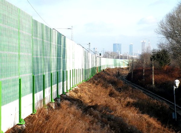 Kolejowy ekran akustyczny w warszawskich Włochach, autor: Paranoix83/ Wikipedia CC