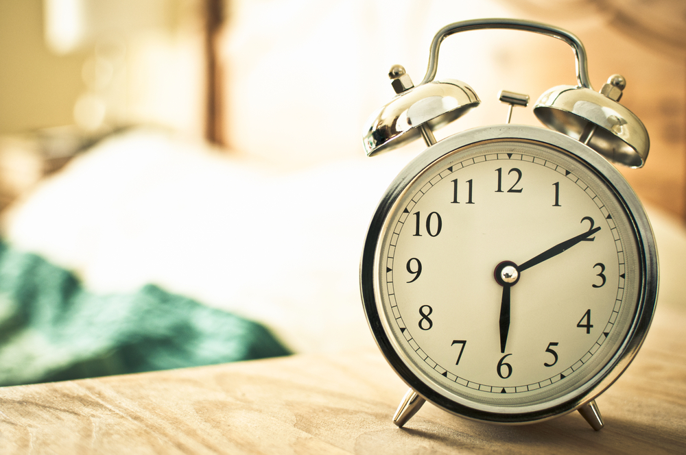 Wielu ludzi w sposób naturalny budzi się po kilku godzinach snu. Źródło: fasphotographic/Shutterstock