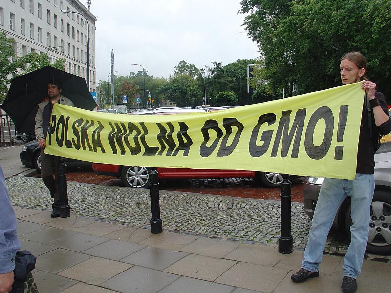 Protest przeciwko ustawie o GMO pod Sejmem