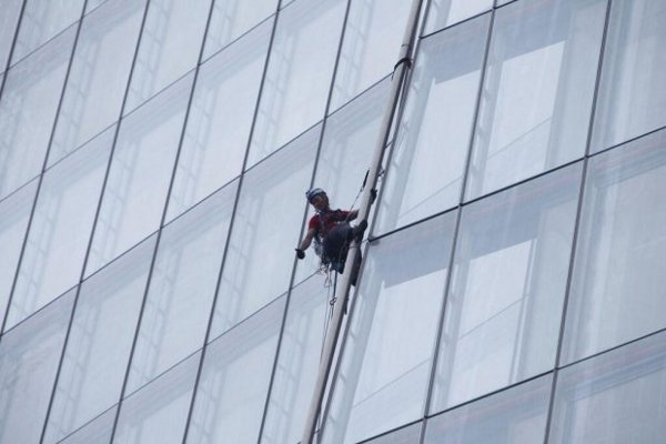 Polka wspięła się na londyński Shard. Fot. Greenpeace