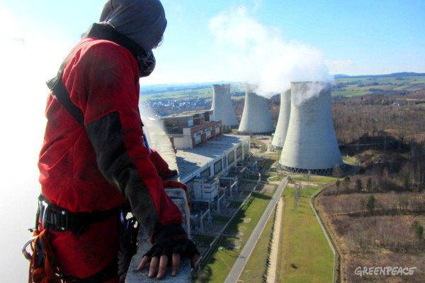 19 marca 2012 - Aktywiści Greenpeace z Polski, Węgier, Niemiec, Czech, Austrii i Słowacji wspięli się na ponad 100 metrową chłodnię kominową elektrowni w Turowie (Dolnośląskie). Była to próba zwrócenia uwagi na proceder współspalania drewna z węglem w kon