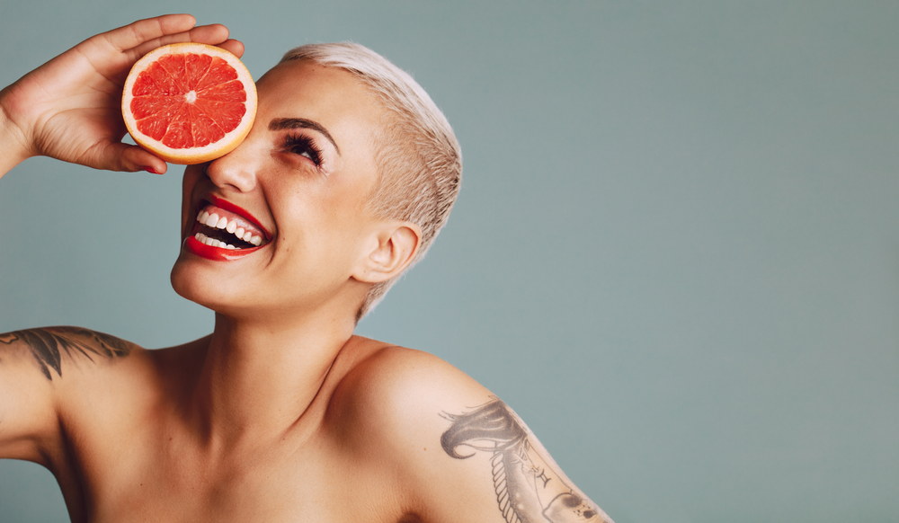 Grejpfrut, to popularny składnik diet odchudzających. Źródło: Jacob Lund/Shutterstock
