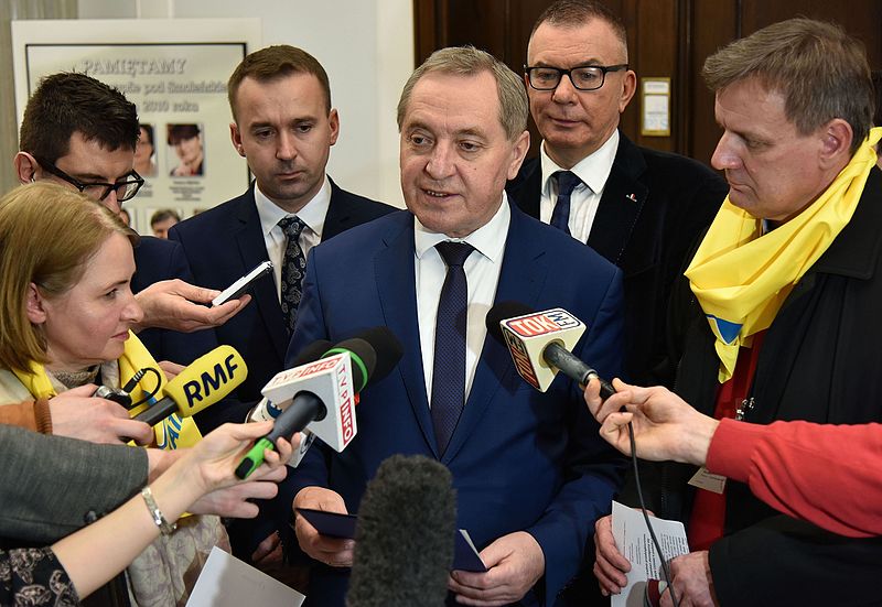 Minister Henryk Kowalczyk udzielający wywiadu w Sejmie. By Adrian Grycuk (Own work) [CC BY-SA 3.0 pl], via Wikimedia Commons