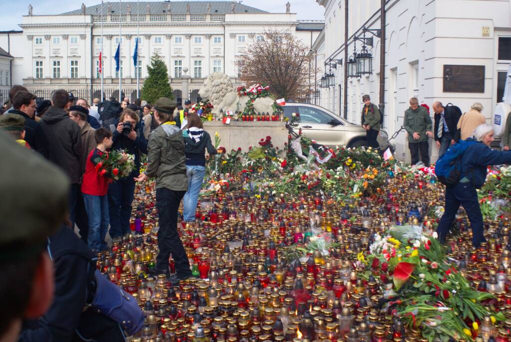 Warszawa po katastrofie samolotu prezydenckiego pod Smoleńskiem. ul.Krakowskie przedmieście. Pałac Prezydenta, fot. Masti/ Wikipedia CC