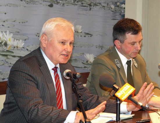 prof. Andrzej Kraszewski, Minister Środowiska 	dr inż. Marian Pigan, Dyrektor Generalny Lasów Państwowych