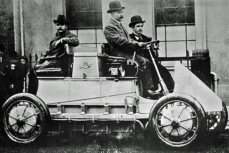 Semper Vivus od Porsche to pierwszy pojazd z napędem hybrydowym (został zaprezentowany w 1901 roku). Pojazd wykorzystywał dwa silniki spalinowe do ładowania baterii i zasilania dwóch silników elektrycznych. Ważył ponad 1700 kilogramów.   See page for auth
