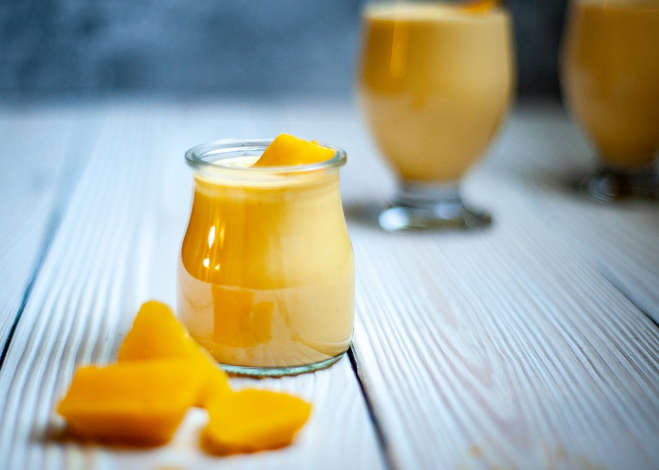 Napój ten przygotowywany jest na bazie owoców mango, ale także jogurtu naturalnego, zimnej wody oraz aromatycznych przypraw korzennych, fot. pixabay.com