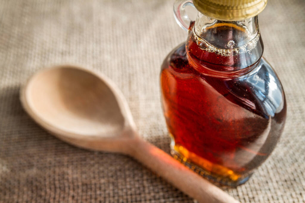 Syrop klonowy wyglądem przypomina miód, lecz te dwa słodkie specjały bardzo się od siebie różnią. By piviso via Pixabay CC0.