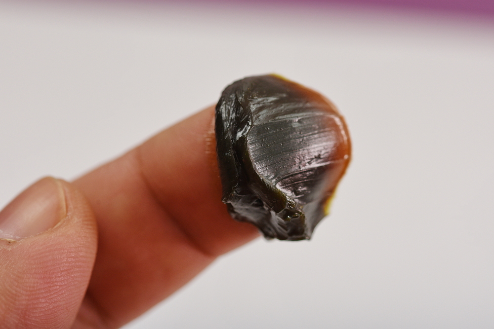 Maść ichtiolowa posiada ciemnobrązową barwę. Źródło: shutterstock