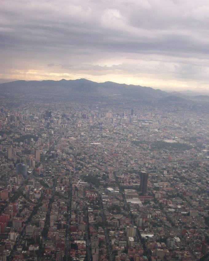 Widok na Mexico City - jedno z najbardziej zaludnionych i zanieczyszczonych metropolii miejskich. Fot. sxc.hu