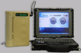 Ogniwo paliwowe XX25 z podłączonym wojskowym laptopem (żródło: UltraCell)