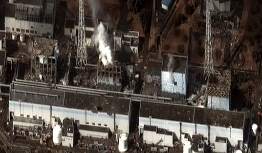 Zniszczenia na terenie elektrowni wywołane trzęsieniem ziemi u wybrzeży Honsiu, tsunami i awarią – zdjęcie satelitarne reaktorów nr 1, 2, 3 i 4 z 16 marca 2011